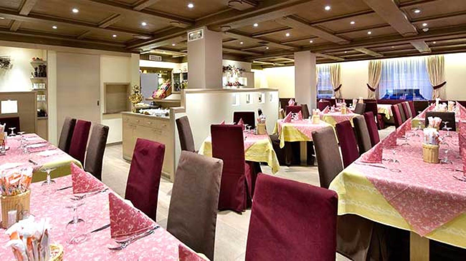 https://www.valtellinaok.com/Foto/Ristoranti/92/ristorante cassana livigno.jpg